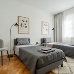 Modern And Calm 2Bdrm Apt In City Centre