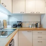 Modern And Calm 2Bdrm Apt In City Centre