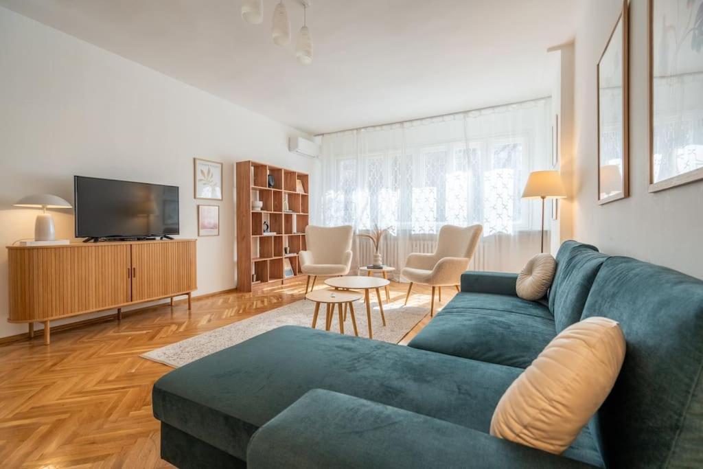 Modern And Calm 2bdrm In Centre Apartment