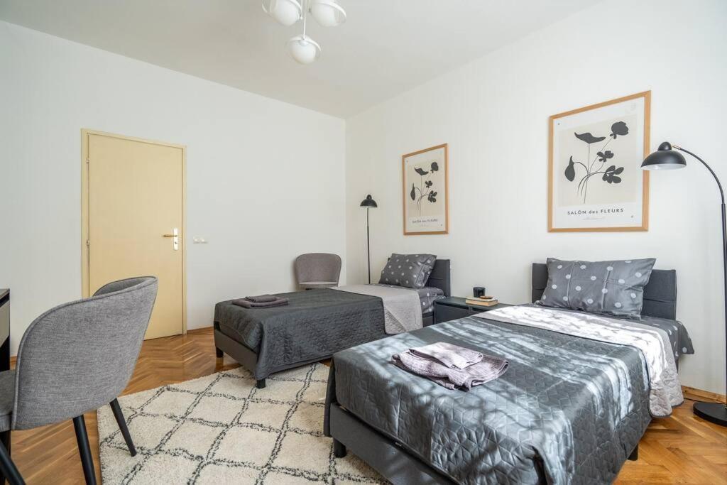 Modern And Calm 2bdrm In Centre Apartment *