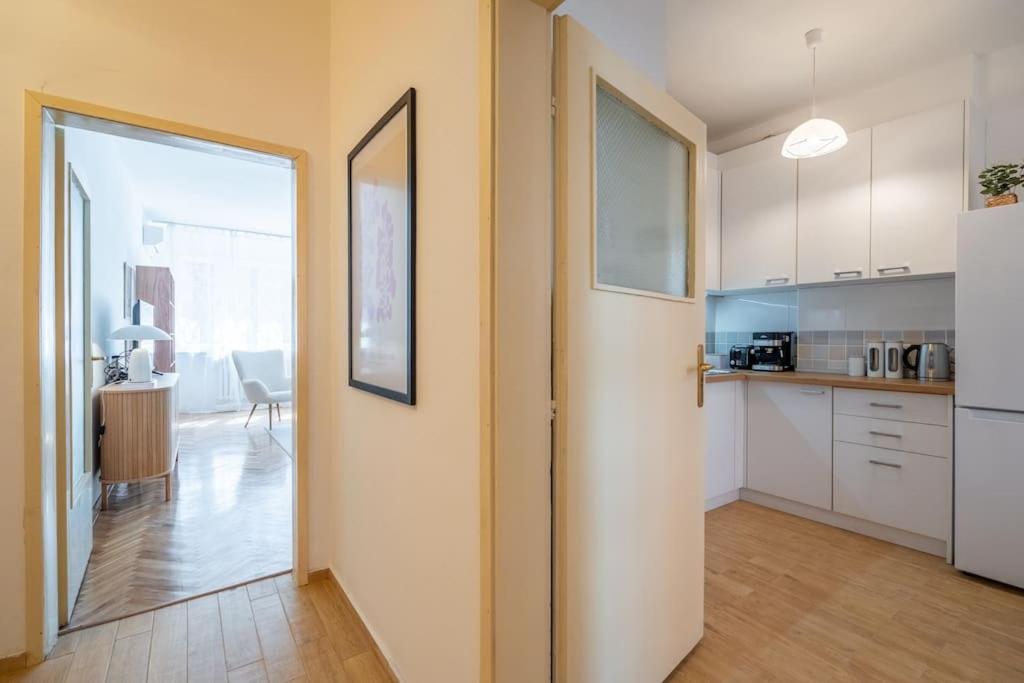 Modern And Calm 2bdrm In Centre Apartment