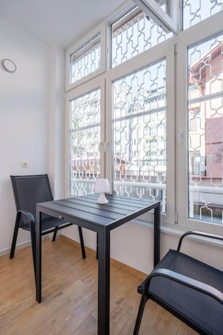 Modern And Calm 2bdrm In Centre