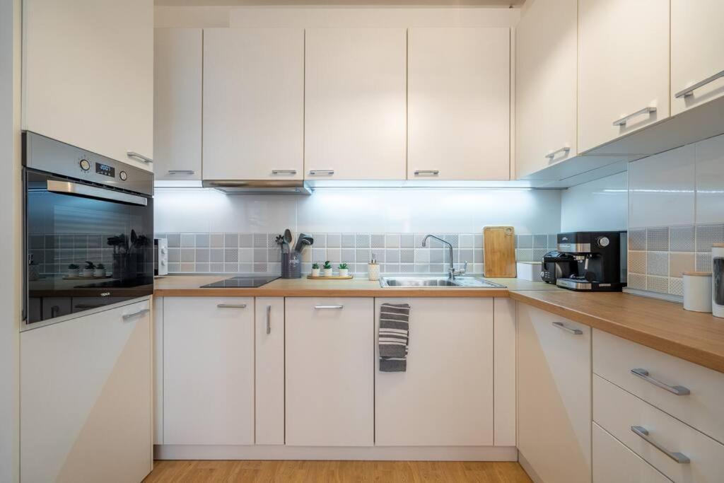 Modern And Calm 2bdrm In Centre Apartment *