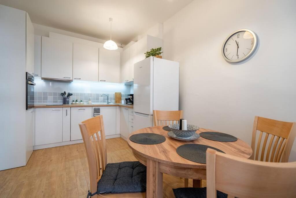 Modern And Calm 2bdrm In Centre *