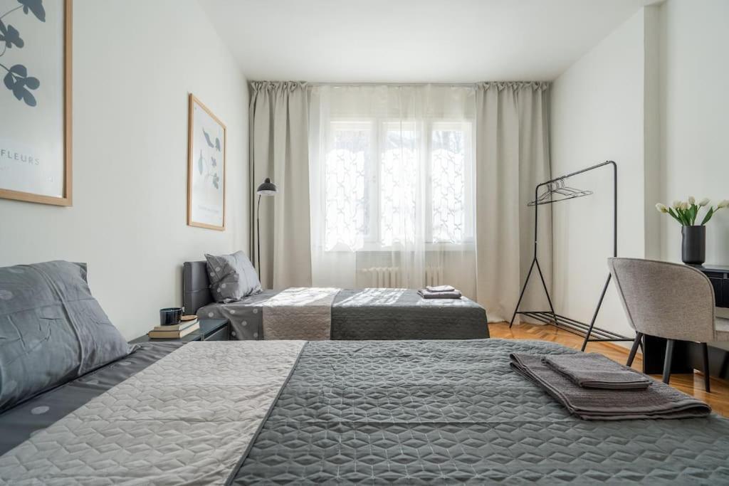 Modern And Calm 2bdrm In Centre Apartment